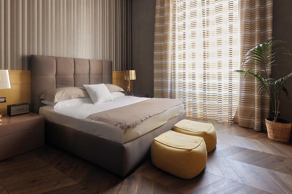Le Quattro Dame Luxury Suites Room Type - Deluxe Double Room, 1 Queen Bed, City View (Gold)