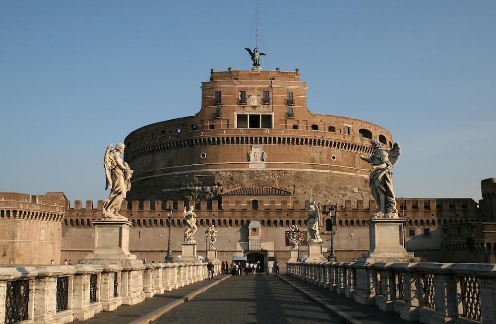 Leonardo Da Vinci Guest House - Tap to explore photos