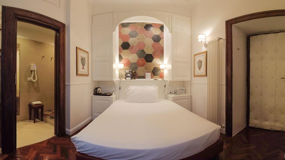 Navona Central Suites Room Type - Comfort Single Room, 1 Queen Bed