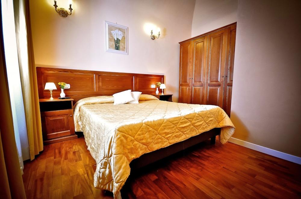 Relais Cavour - Tap to explore photos