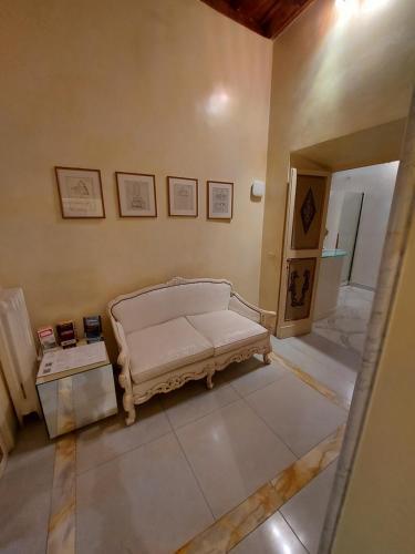 Residenza al Corso - Tap to explore photos