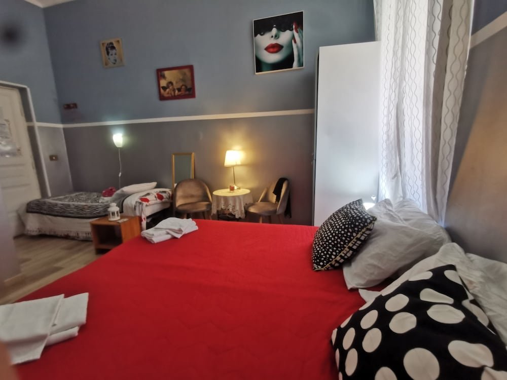 Român Holidays Hostel Room Type - Double Room, Private Bathroom