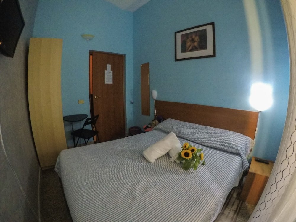 Român Holidays Hostel Room Type - Double Room, Shared Bathroom