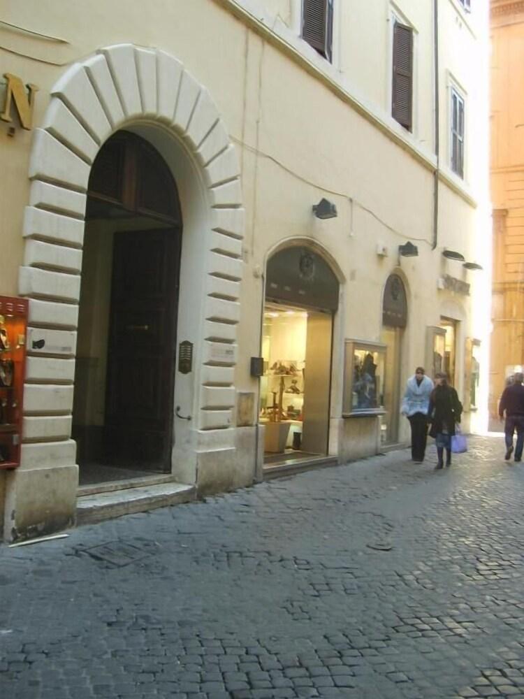 Suites Rome - Tap to explore photos