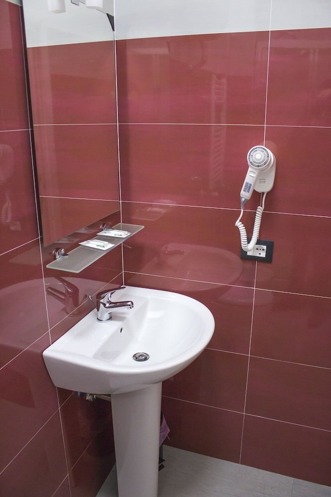 Tiburtina Royal Suites - Tap to explore photos