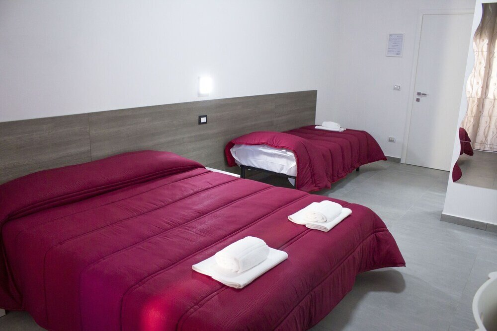 Tiburtina Royal Suites - Tap to explore photos