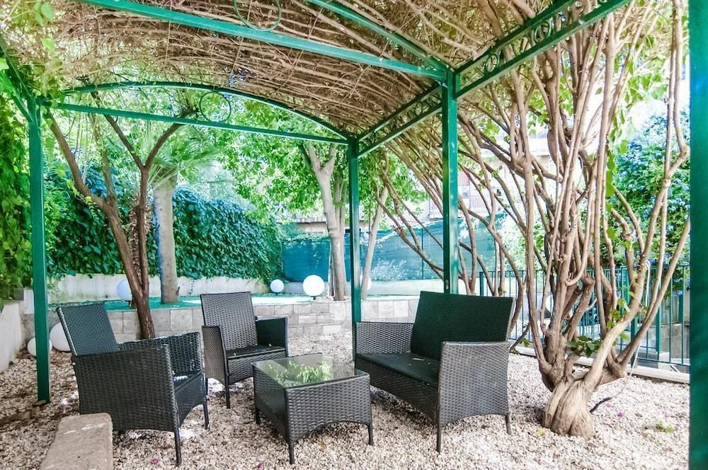 Speciale Guesthouse - Tap to explore photos