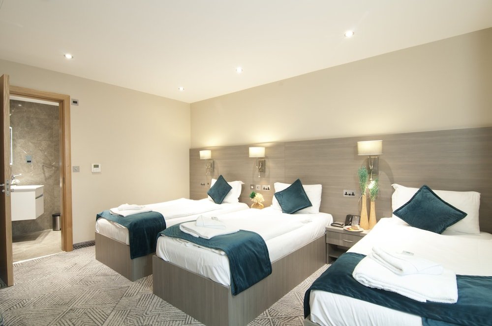 The Lion & Key Hotel Room Type - Classic Triple Room, 3 Twin Beds, Ensuite