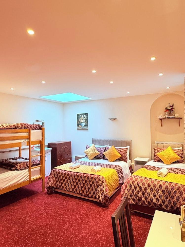 Albro House Hotel Room Type - Family Room for 5 with Shared Toielt & Bath outside the Room