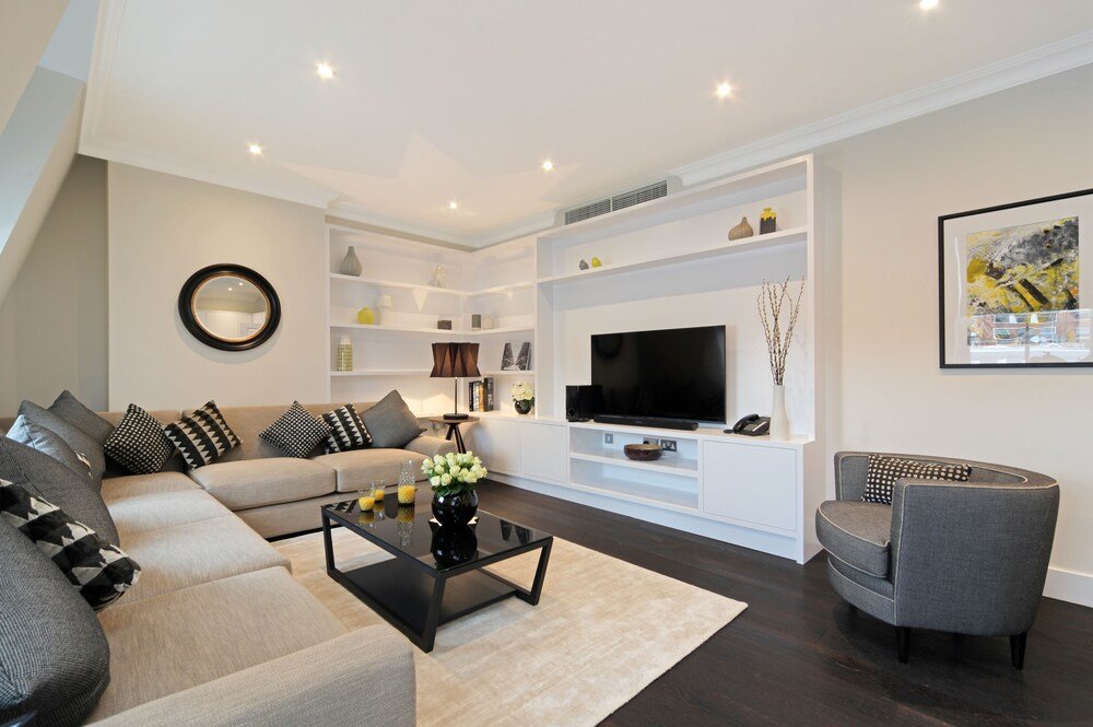 20 Hertford Street - Tap to explore photos