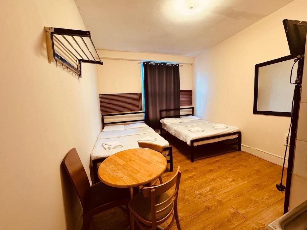 Anwar House Room Type - Quadruple Room (37 Collingaham Place)