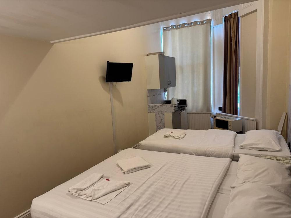 Anwar House Room Type - Triple Room (37 Collingaham Place)