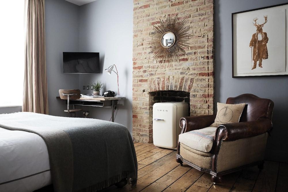 Artist Residence London Room Type - Deluxe Double Room