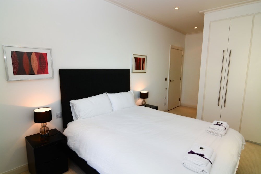 Canary Wharf - Corporate River View Apartments - Tap to explore photos