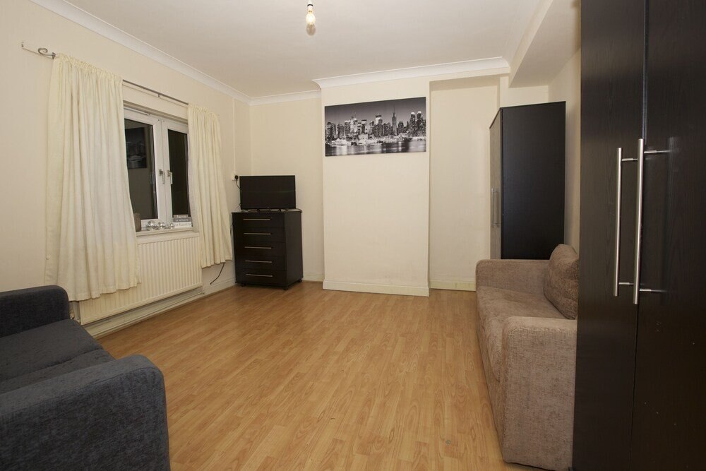 Colebert Avenue Apartment - Tap to explore photos