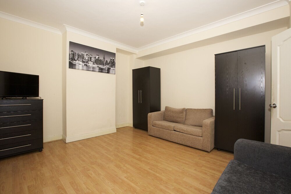 Colebert Avenue Apartment - Tap to explore photos
