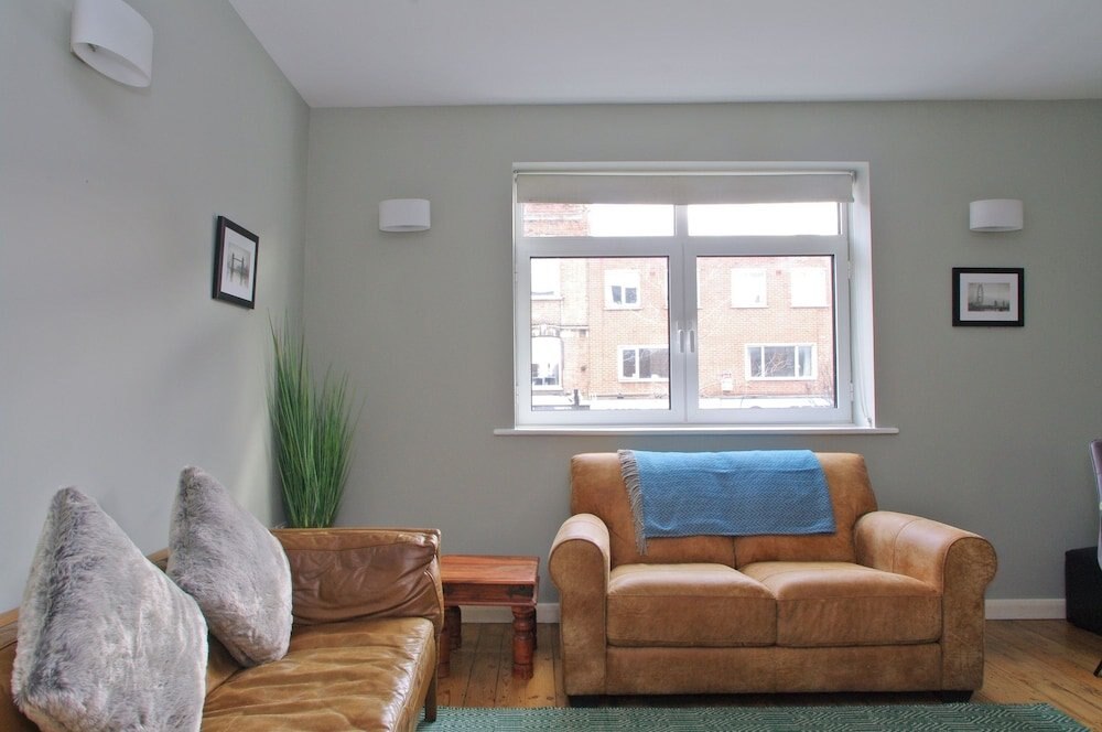The London Agent Waterloo Comfortable Home - Tap to explore photos