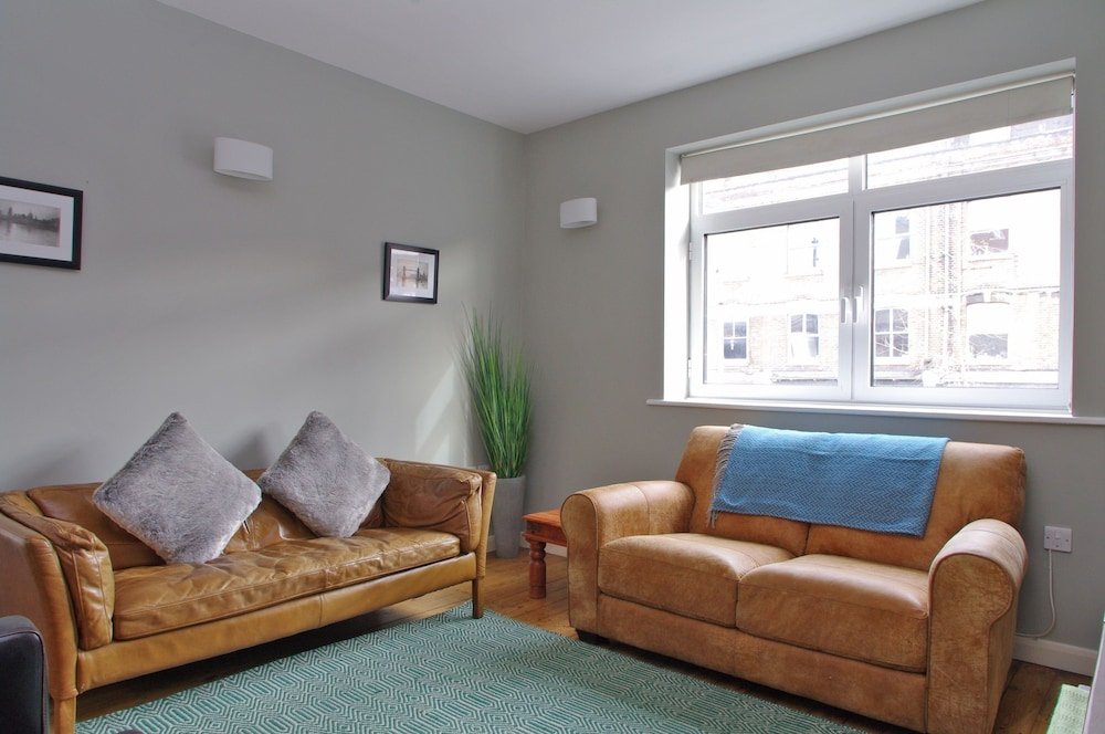The London Agent Waterloo Comfortable Home - Tap to explore photos