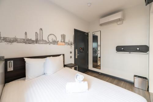 easyHotel Victoria - Tap to explore photos