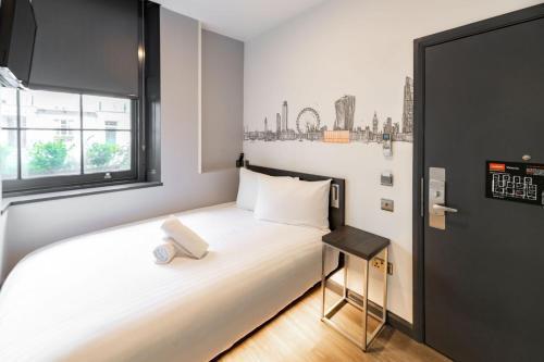 easyHotel Victoria - Tap to explore photos