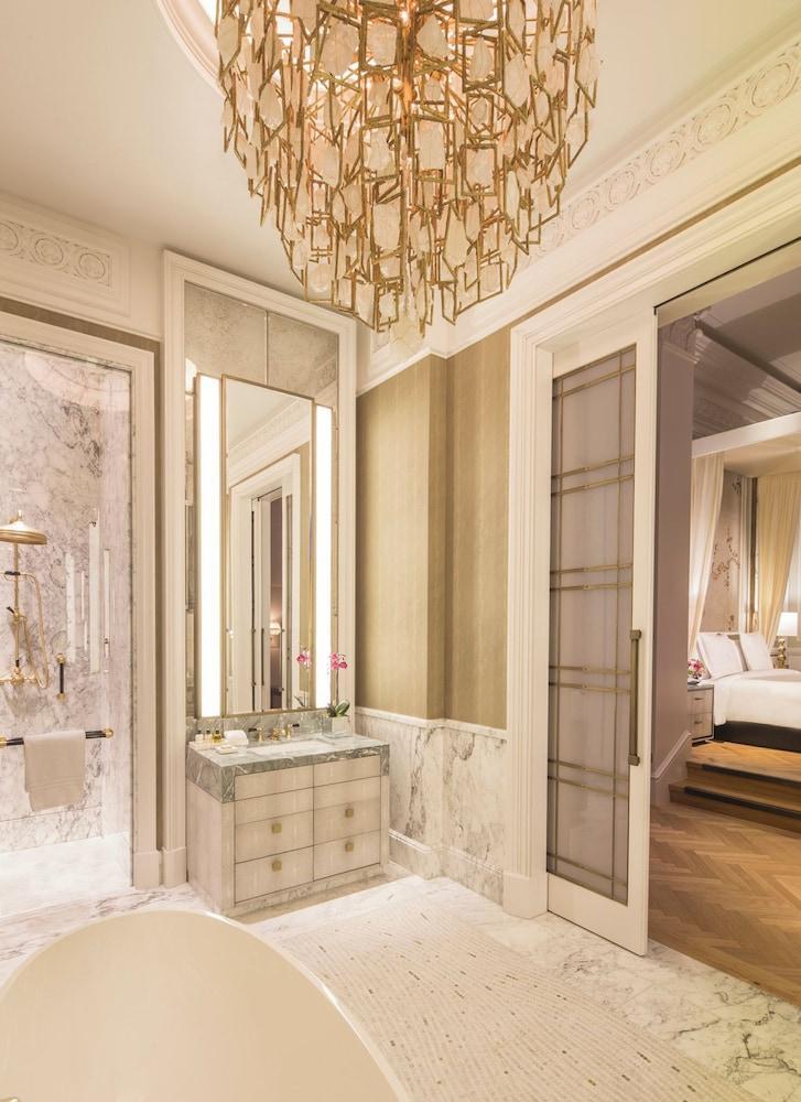 Four Seasons Hotel London at Tower Bridge Room Type - Suite, 1 King Bed (Heritage)