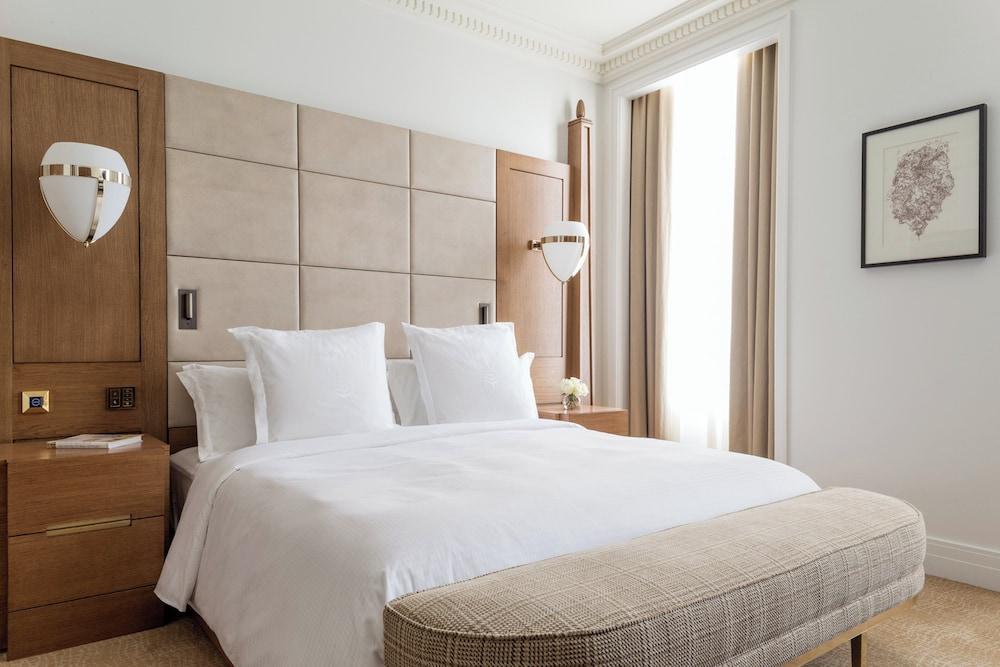 Four Seasons Hotel London at Tower Bridge Room Type - Deluxe Room, 1 King Bed