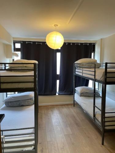 Kensal Green Backpackers 2 - Tap to explore photos