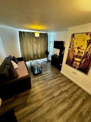 Stratford Luxury Apartment - Tap to explore photos