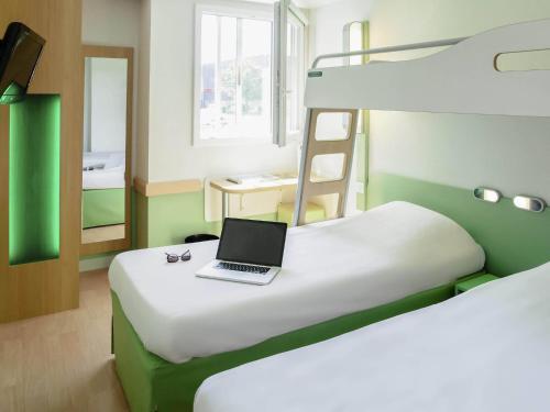 ibis budget Aeroport le Bourget Garonor Room Type - Triple Room with Three Single Beds