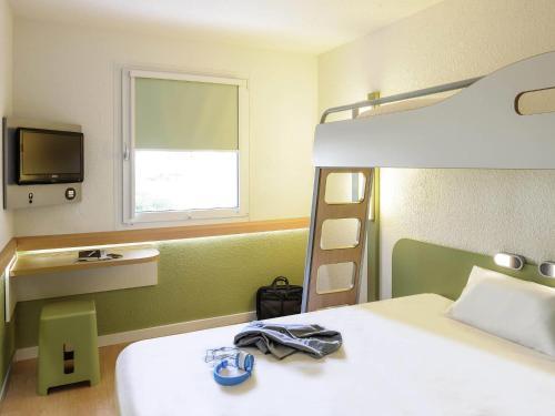 ibis budget Aeroport le Bourget Garonor Room Type - Triple Room with One Double Bed and One Bunk Bed