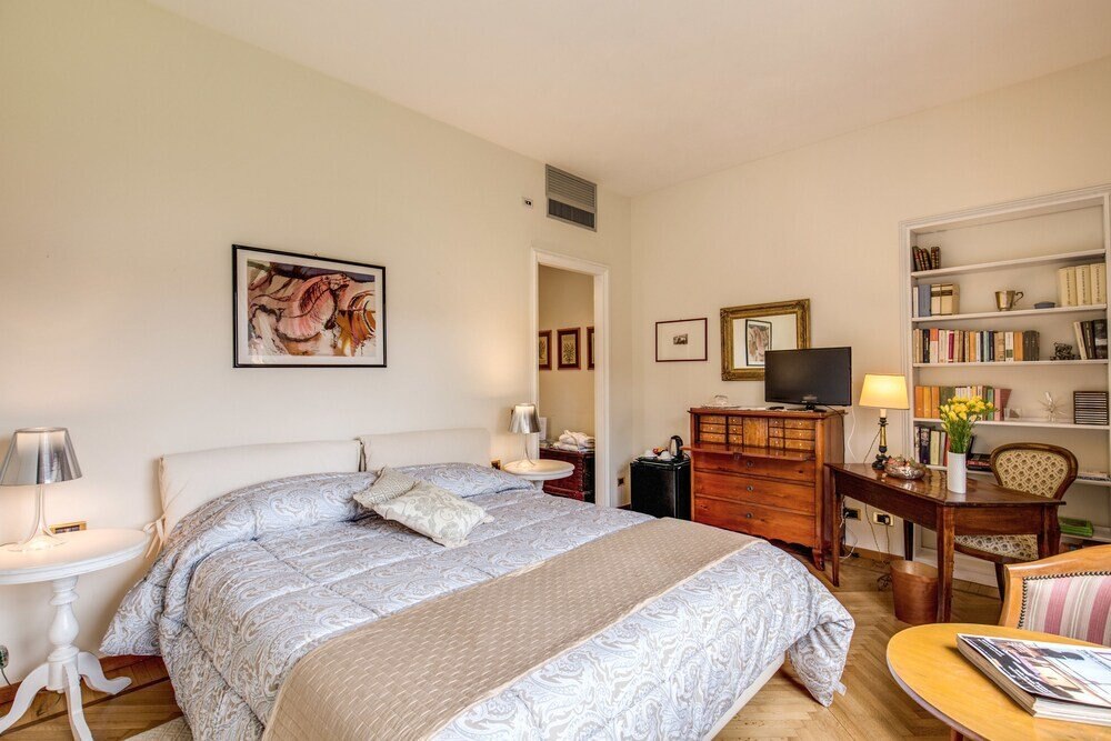 La Gaura Guest House Room Type - Junior Suite, Private Bathroom, Park View