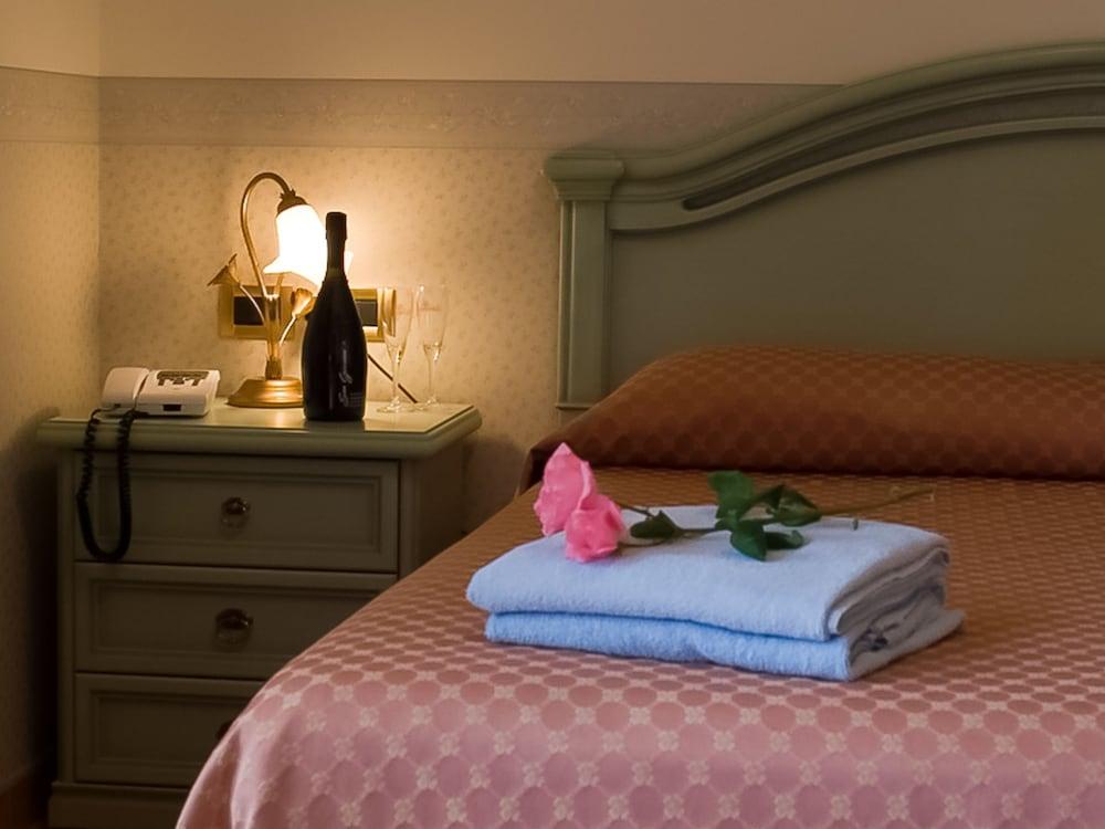 Hotel Louis II Room Type - Basic Double Room, 1 Double Bed