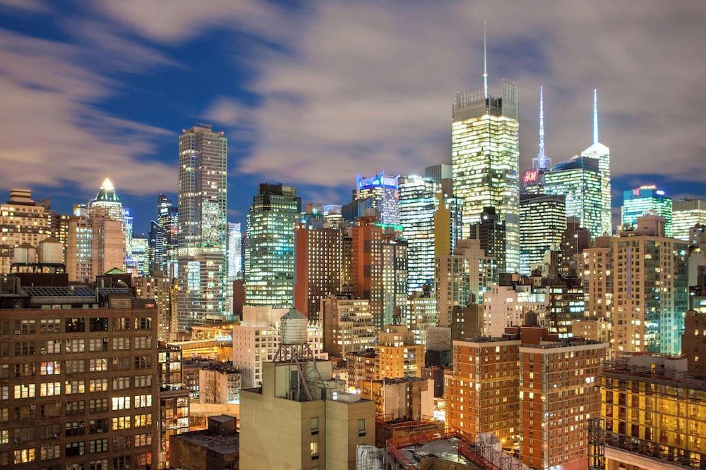 Four Points By Sheraton Manhattan Midtown West Room Type - Room, 1 King Bed, City View (High Floor)