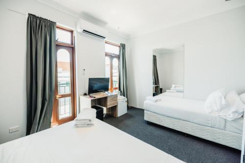 Newtown Cozy Stays - Tap to explore photos