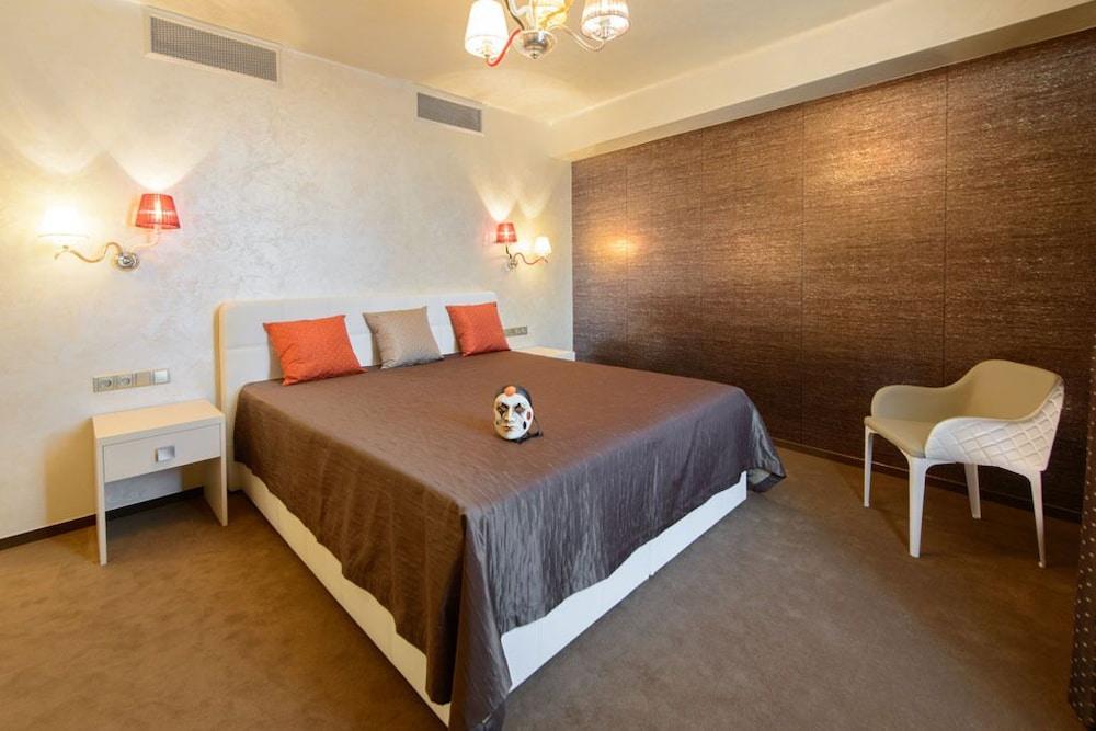 Myo Hotel Mysterius - Tap to explore photos