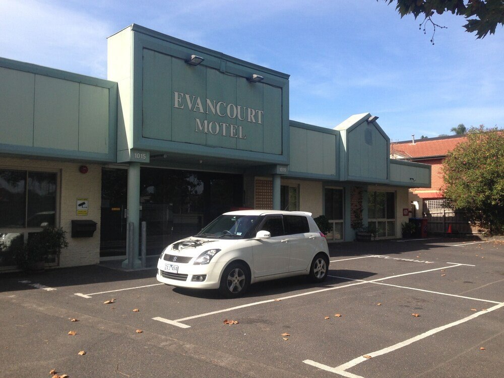 Evancourt Motel - Tap to explore photos