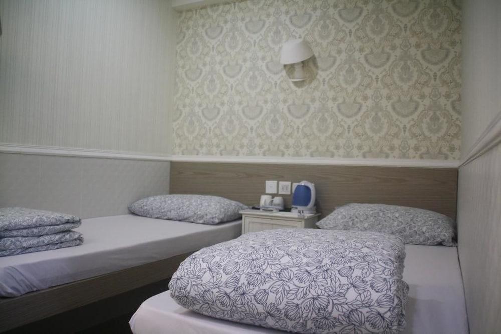 K&B Hostel Room Type - Twin Room, No Windows