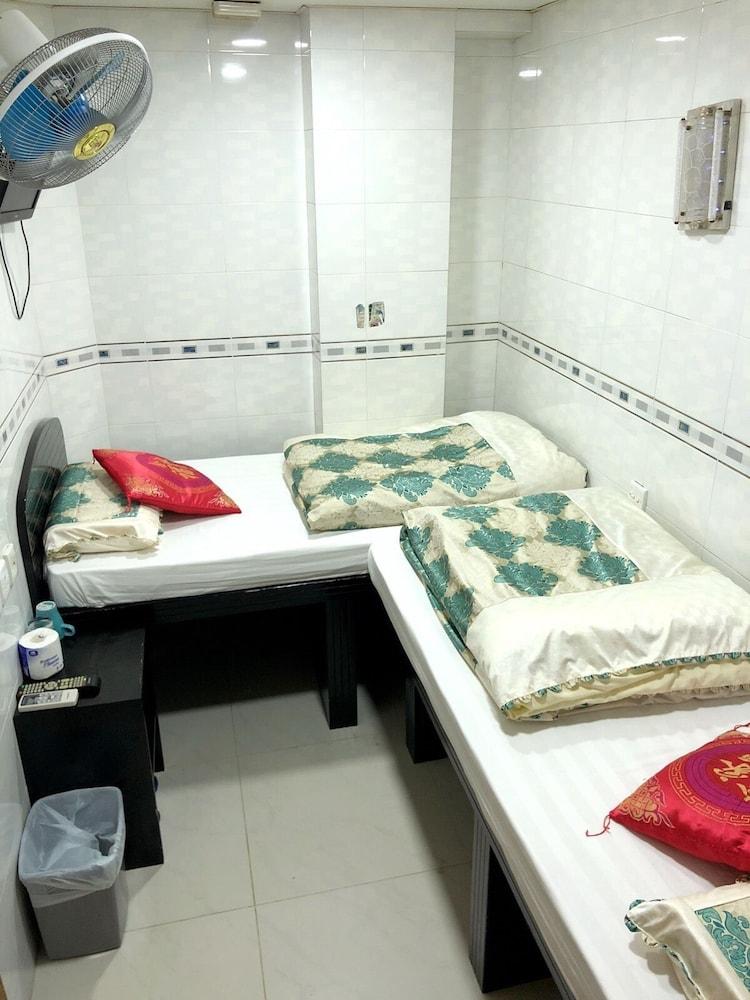 Philippine Hostel Room Type - Deluxe Twin Room, 2 Twin Beds, Non Smoking