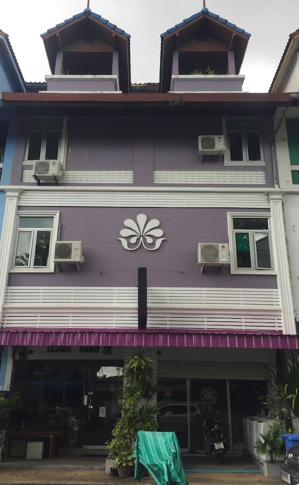 Nawaporn Place Guesthouse