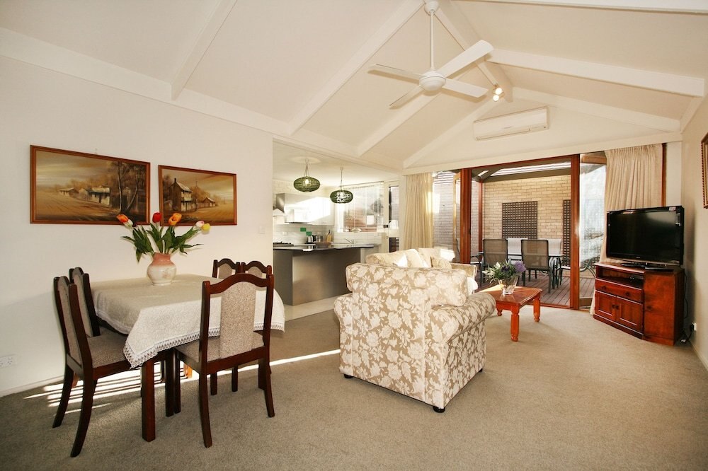 Wattle Holiday Rental - Tap to explore photos