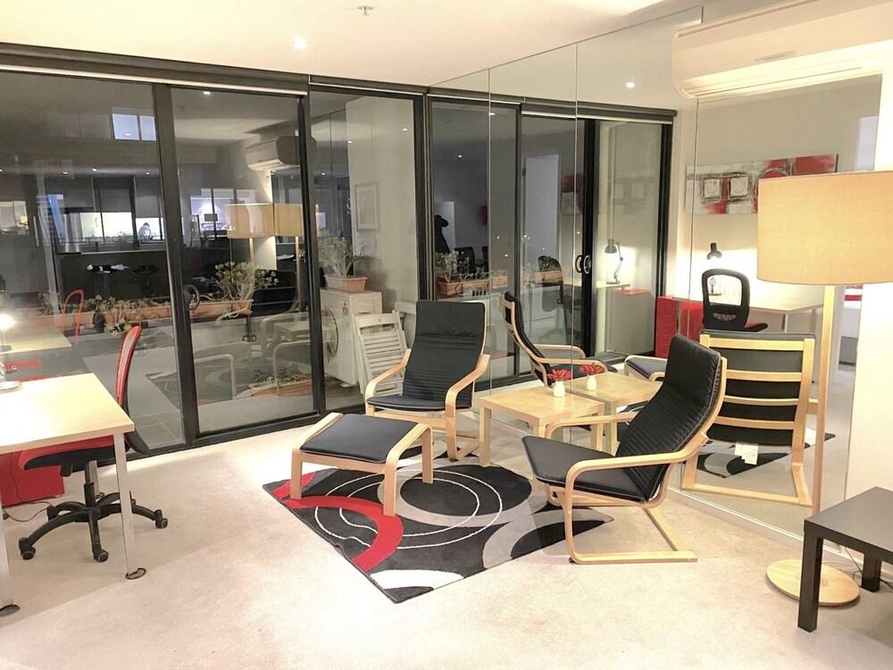 StayCentral - Spacious Seaviews - Tap to explore photos