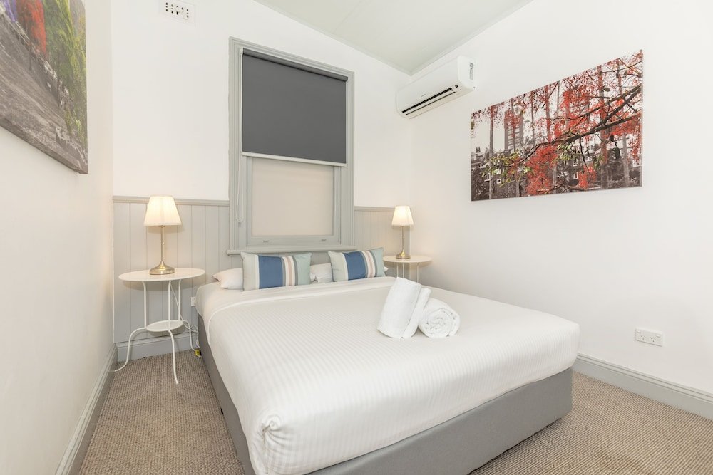 Dalziel Lodge Room Type - Queen Room, Shared Bathroom