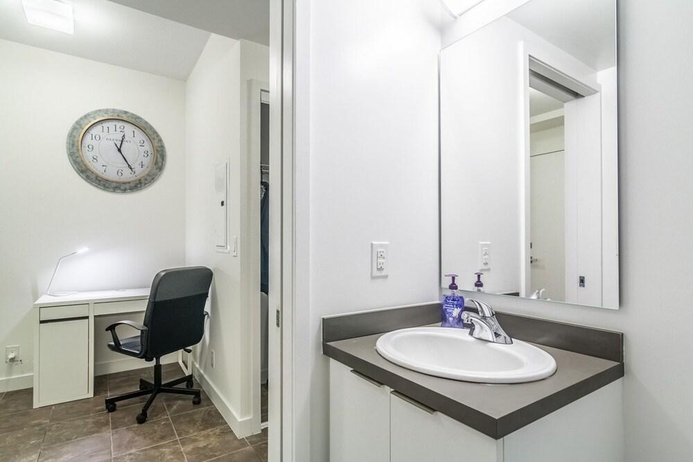 AOC Suites 2 Bedroom Condo, City CN Tower View - Tap to explore photos