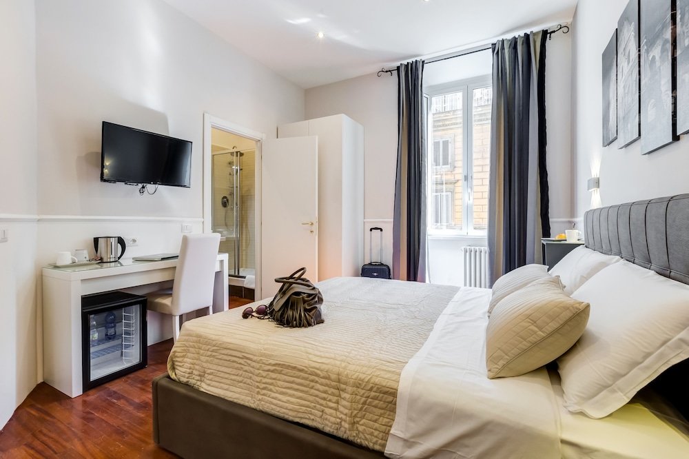Relais Vatican Suites - Tap to explore photos