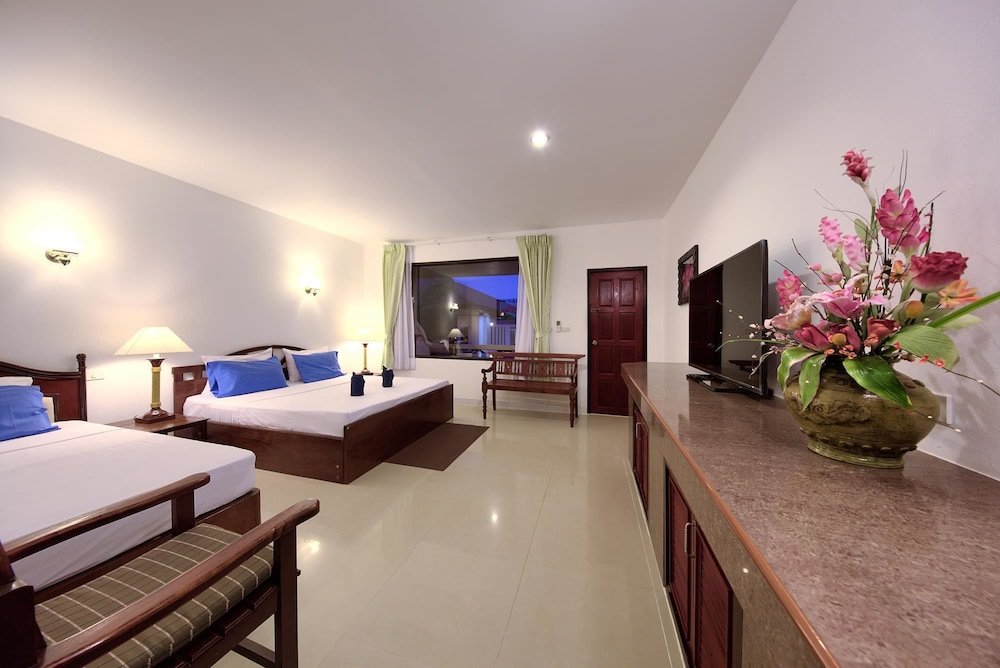 Aumpai Luxury Room Type - Deluxe Triple Room, Kitchen, Poolside