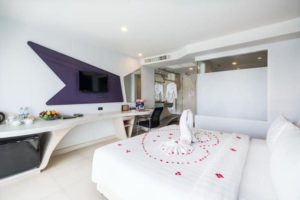 Blue Boat Design Hotel Room Type - Deluxe King room