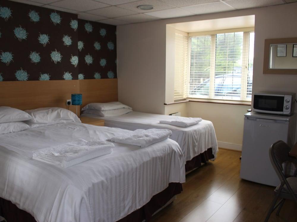 Debden Guest House Room Type - Standard Quadruple Room, Ensuite (Double 2 and Single beds)