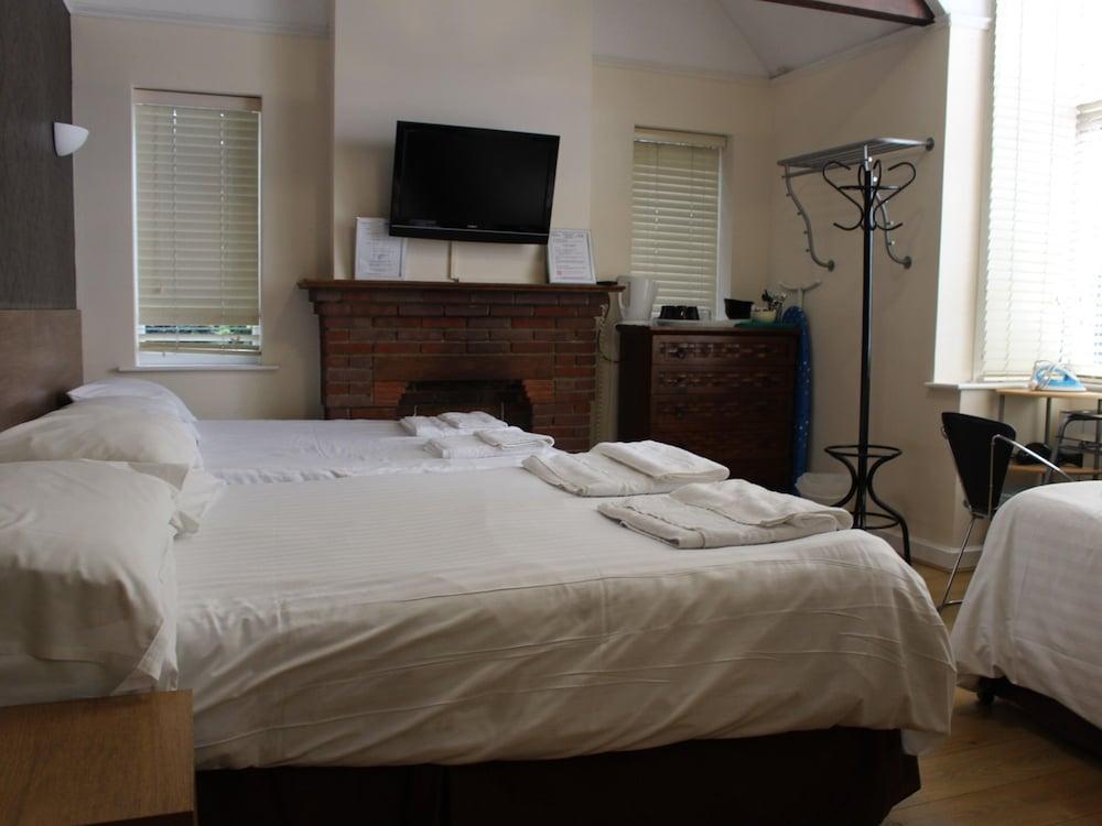 Debden Guest House Room Type - Standard Suite, Shared Bathroom (Large)