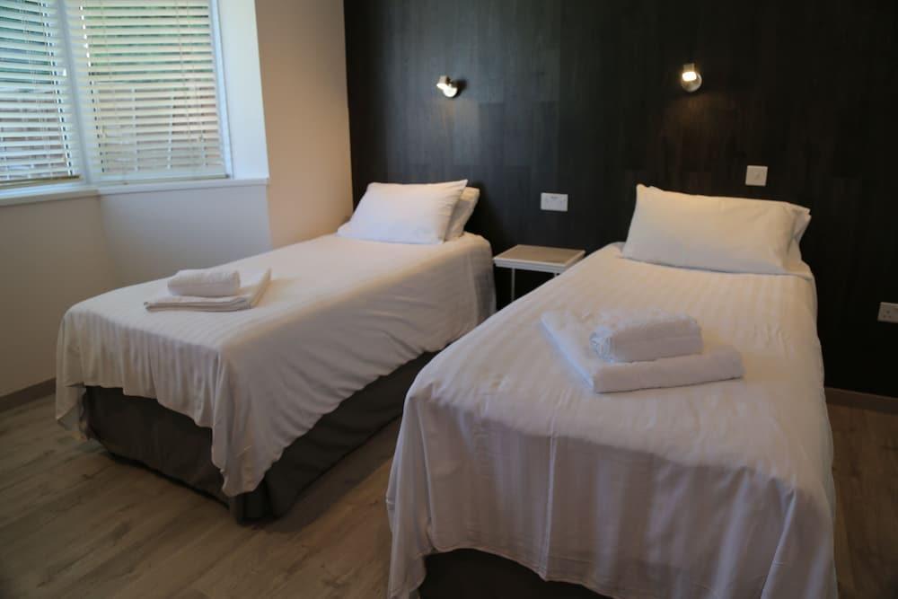 Debden Guest House Room Type - Standard Twin Room, Ensuite