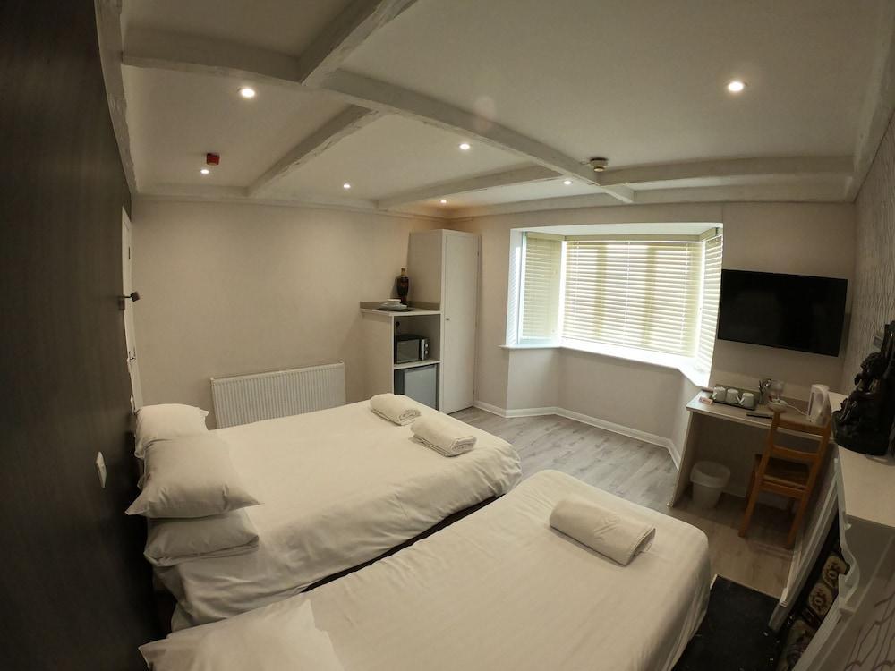 Debden Guest House Room Type - Superior Twin Room, Shared Bathroom